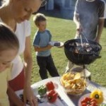 Bild Familie beim Grillen